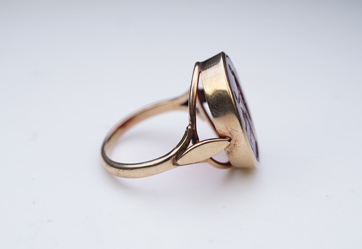A glass intaglio ring, early 20th century